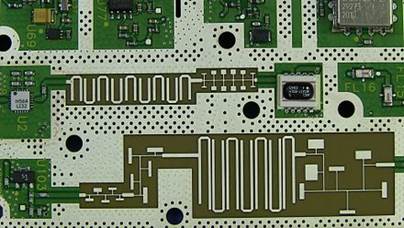 https://upload.wikimedia.org/wikipedia/commons/thumb/2/21/Microstrip_Distributed_Element_Filter_Technology.jpg/440px-Microstrip_Distributed_Element_Filter_Technology.jpg
